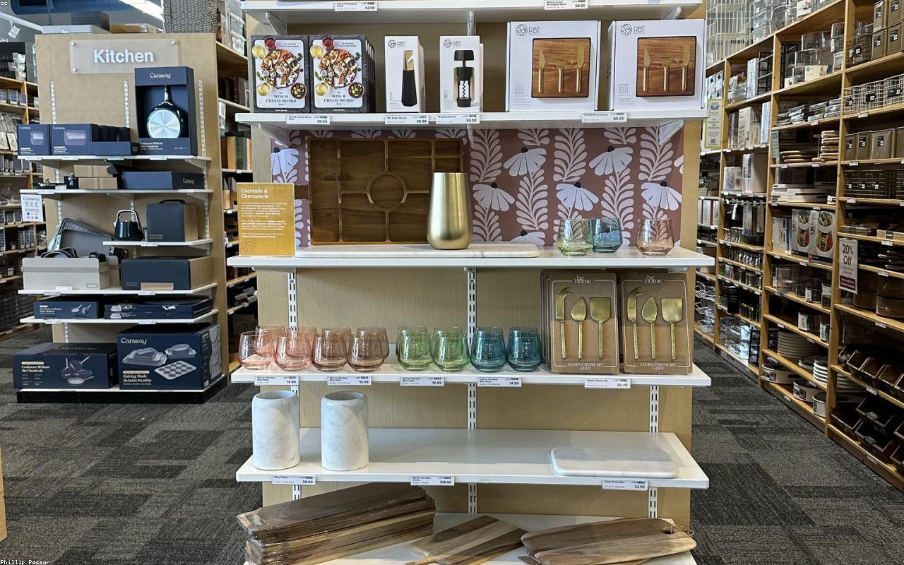 Small Closet Storage for Seasonal Clothes: What to Fold, Hang, and Box